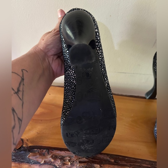 John Fluevog Paris black devil fish speckled pump Size 6 - Picture 5 of 5